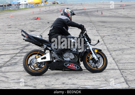 Streetbike Freestyle Stunt Fahrer zeigen in Warschau, Polen Stockfoto