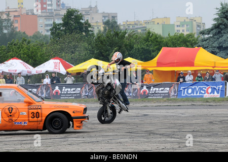 Streetbike Freestyle Stunt Fahrer zeigen in Warschau, Polen. Mann auf seiner Kawasaki Motorrad am Hinterrad zu balancieren. Stockfoto