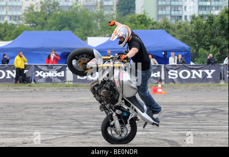 Streetbike Freestyle Stunt Fahrer zeigen in Warschau, Polen. Mann auf seiner Kawasaki Motorrad am Hinterrad zu balancieren. Stockfoto