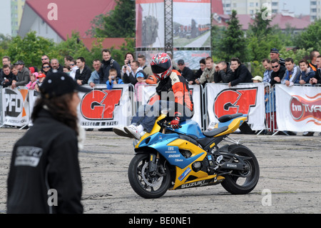 Streetbike Freestyle Stunt Fahrer zeigen in Warschau, Polen. Mann reitet auf seinem Motorrad sitzend auf Tank und Lenker Stockfoto