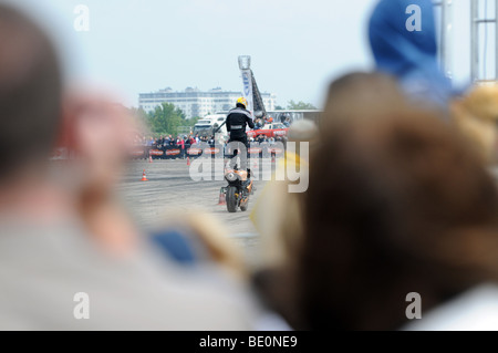 Streetbike Freestyle-Fahrer Stuntshow in Warschau, Polen - Mann auf seinem Motorrad während der Fahrt Stockfoto