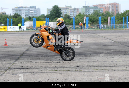 Streetbike Freestyle Stunt Fahrer zeigen in Warschau, Polen - Mann reitet auf Hinterrad Stockfoto