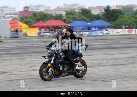 Streetbike Freestyle Stunt Fahrer zeigen in Warschau, Polen Stockfoto