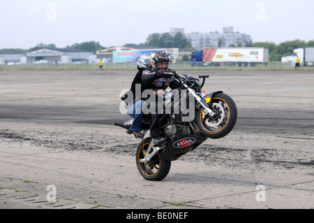 Streetbike Freestyle Stunt Fahrer zeigen in Warschau, Polen Stockfoto