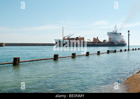 Eine große Kies tragen Schiff betritt Shoreham Hafen. Stockfoto