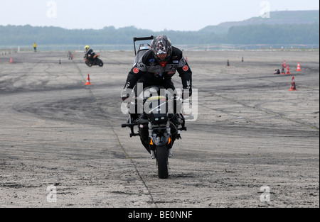 Streetbike Freestyle Stunt Fahrer zeigen in Warschau, Polen. Biker auf dem Vorderrad zu balancieren. Stockfoto