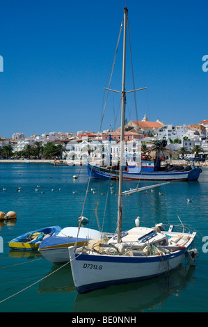 Portugal, Algarve, Lagos Hafen gesehen über Angelboote/Fischerboote Stockfoto