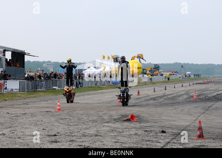 Streetbike Freestyle-Fahrer Stuntshow in Warschau, Polen - zwei Fahrer auf ihren Motorrädern während der Fahrt Stockfoto