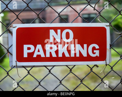 Ein No Parking Zeichen Hunging auf einem Zaun. Stockfoto