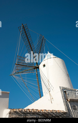 Traditionellen weißen Windmühle in Sant Lluis, Menorca, gegen blauen Himmel Stockfoto