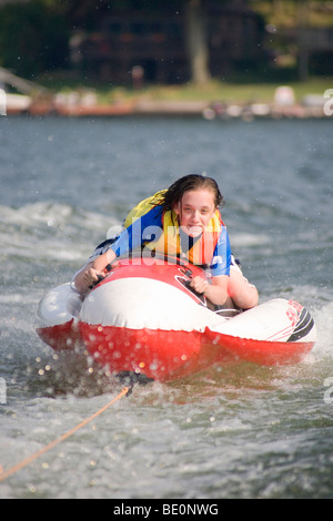 Teenager Wasser surfen auf einem See mit einem Wasserfahrzeug - Skibob- und von einem Motorboot gezogen wird.