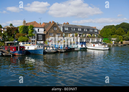 Riverside Hotel und Liegeplätze auf dem Fluss Themse Teddington Middlesex England Stockfoto