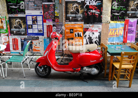 Roller, Stühle und Tische vor einer Wand verputzt mit Werbungen im Stadtteil Beyoglu, Istanbul, Türkei Stockfoto