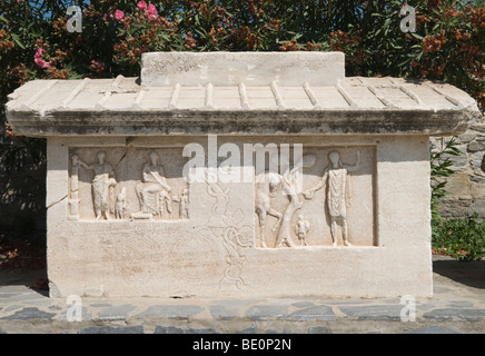 Sarkophag außerhalb der archäologischen Museum von Paros, Griechenland Stockfoto