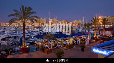 Portugal, der Algarve Vilamoura Marina in der Abenddämmerung über Restaurant gesehen Stockfoto