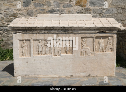 Sarkophag außerhalb der archäologischen Museum von Paros, Griechenland Stockfoto