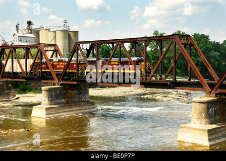 Ohio Central System Railroad Motoren auf einer Trestle-Brücke über den Muskingum River Stockfoto