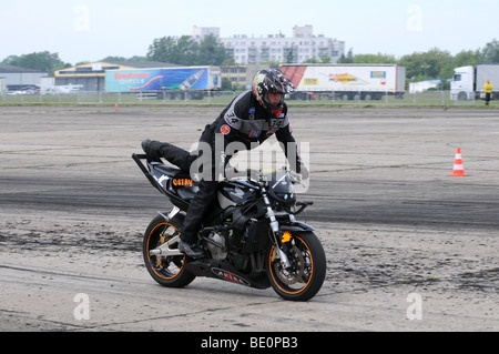 Streetbike Freestyle Stunt Fahrer zeigen in Warschau, Polen - Mann auf seiner Honda Vorbereitung auf hinteres Rad fahren Stockfoto