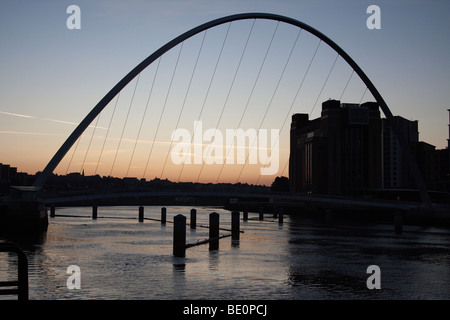 Die Millennium Bridge über den Fluss Tyne zwischen Gateshead und Newcastle in der Nähe der Ostsee Art gallery Stockfoto