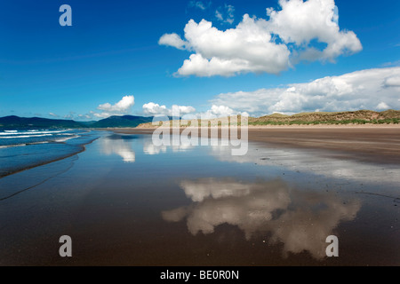 Rossbeigh Strand; Co. Kerry; Irland; mit Blick auf Berge von dingle Stockfoto