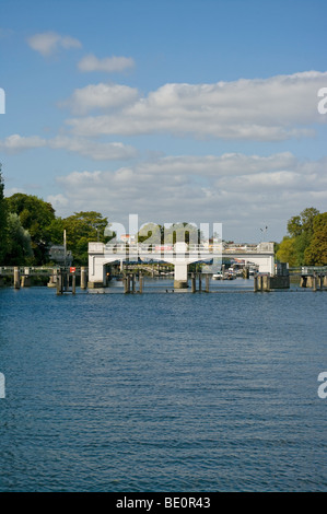 Das Wehr bei Teddington Lock an der River Thames England Stockfoto