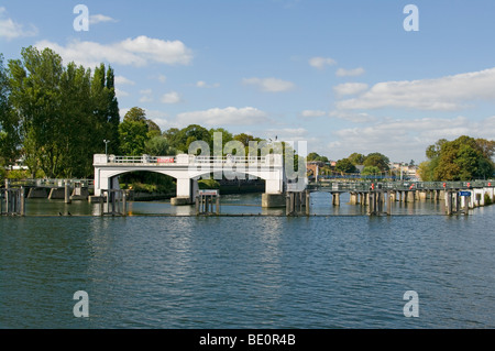 Das Wehr bei Teddington Lock an der River Thames England Stockfoto