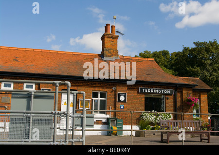 Das Lock Keepers Gebäude an Teddington Schleuse auf dem Fluss Themse England Stockfoto