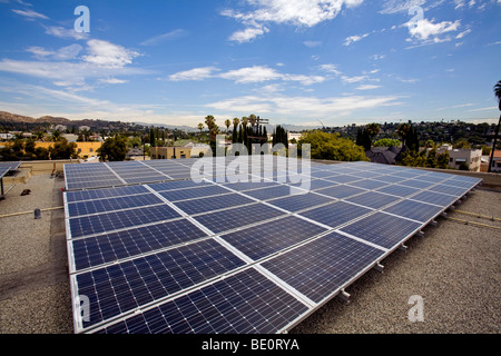 Solaranlage auf Dach der Asian Pacific Health Care Büros mit Hollywood Hills im Hintergrund, Los Angeles, Kalifornien, USA Stockfoto