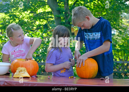 Kinder Halloween Kürbisse vorbereiten Stockfoto