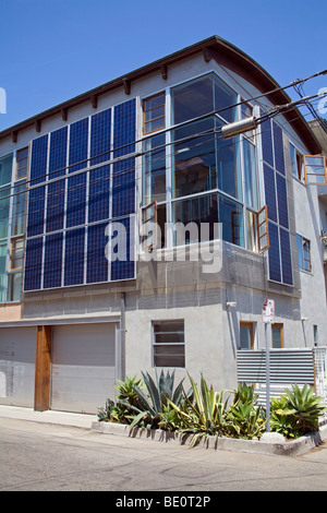 Solaranlage auf der Seite Haus in Venice, Los Angeles, Kalifornien, USA Stockfoto