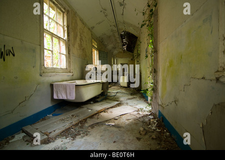 Ein Flur in der verfallenen Hellingly psychiatrisches Krankenhaus, East Sussex, England. Stockfoto