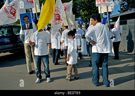 Paris, Frankreich, Menschenmassen marschieren auf der Straße Demonstration iranischer Bürger, um den Missbrauch der Menschenrechte im Ashraf Camp im Irak zu stoppen. t-Shirts Stockfoto