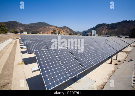 Solaranlage am Hügel Canyon Kläranlage bietet etwa 15 % der Energie die Anlage braucht. Ventura, Kalifornien, USA Stockfoto