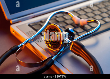 Nahaufnahme von Stethoskop auf Laptop in orange Stockfoto