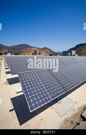 Solaranlage am Hügel Canyon Kläranlage bietet etwa 15 % der Energie die Anlage braucht. Ventura, Kalifornien, USA Stockfoto