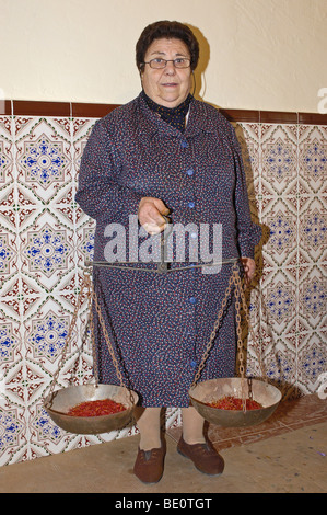 Traditionelle Wägen von Safran mit römischen Skala. Villafranca De Los Caballeros. Provinz Toledo. Kastilien-la Mancha. Spanien Stockfoto