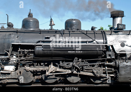 Eine Seitenansicht einer Cumbres und Toltec schmale Gage Dampflok, warten auf die planmäßigen Abflug von Chama, New Mexico. Stockfoto