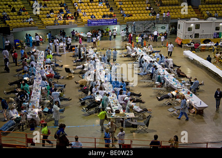 Zahnarzt-Arbeit am Patienten. Kostenlose medizinische Versorgung auf dem Los Angeles Forum. Inglewood, Los Angeles, Kalifornien, USA Stockfoto