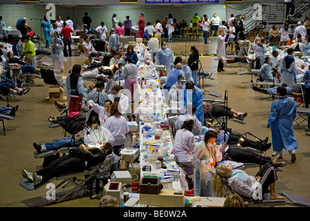 Zahnarzt-Arbeit am Patienten. Kostenlose medizinische Versorgung auf dem Los Angeles Forum. Inglewood, Los Angeles, Kalifornien, USA Stockfoto