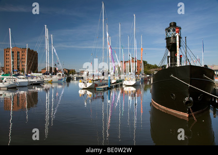 Hull Marina mit Clipper Yachten vor Anker und bereitet sich auf die Runde verlassen die Welt Rennen 2009-2010. Stockfoto