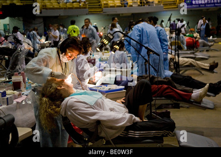 Zahnarzt-Arbeit am Patienten. Kostenlose medizinische Versorgung auf dem Los Angeles Forum. Inglewood, Los Angeles, Kalifornien, USA Stockfoto