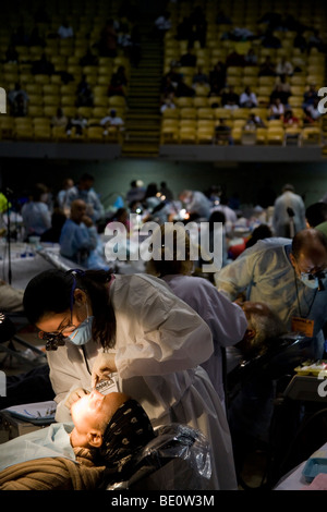 Zahnarzt-Arbeit am Patienten. Kostenlose medizinische Versorgung auf dem Los Angeles Forum. Inglewood, Los Angeles, Kalifornien, USA Stockfoto