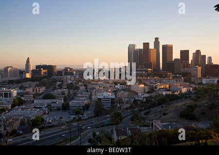 Skyline von Los Angeles mit 110 Autobahn im Vordergrund, Kalifornien, USA Stockfoto