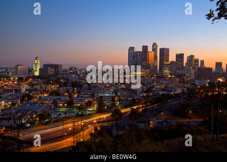 Skyline von Los Angeles mit 110 Autobahn im Vordergrund, Kalifornien, USA Stockfoto