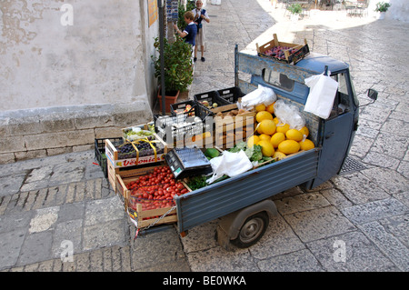Obst und Gemüse van in Old Town, Ostuni, Provinz Brindisi, Apulien Region, Italien Stockfoto