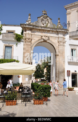 Barockes Tor zur Altstadt, Martina Franca, Provinz Taranto, Apulien Region, Italien Stockfoto