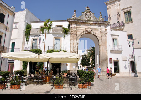 Barockes Tor zur Altstadt, Martina Franca, Provinz Taranto, Apulien Region, Italien Stockfoto