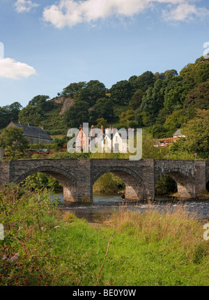 Brücke über den Fluss Dee am Carrog in Denbighshire, Nordwales Stockfoto