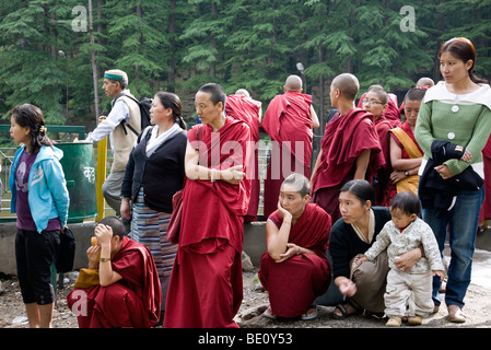 Tibetische Flüchtlinge warten auf den Dalai Lama. Dal-See. McLeod Ganj. Dharamsala. Indien Stockfoto