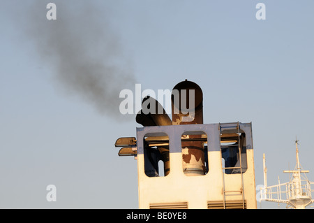 Rauch von einer Fähre Boot Trichter Athen nach Euböa Fähre Griechenland Stockfoto